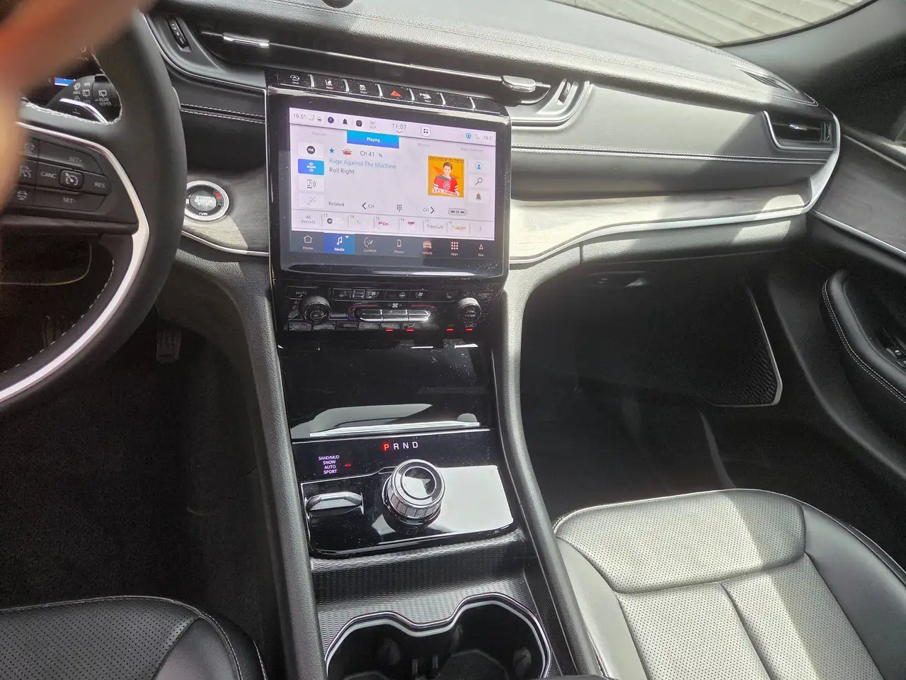 Jeep Grand Cherokee - Image 11