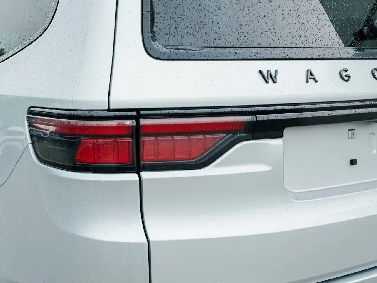 Jeep Wagoneer - Image 8