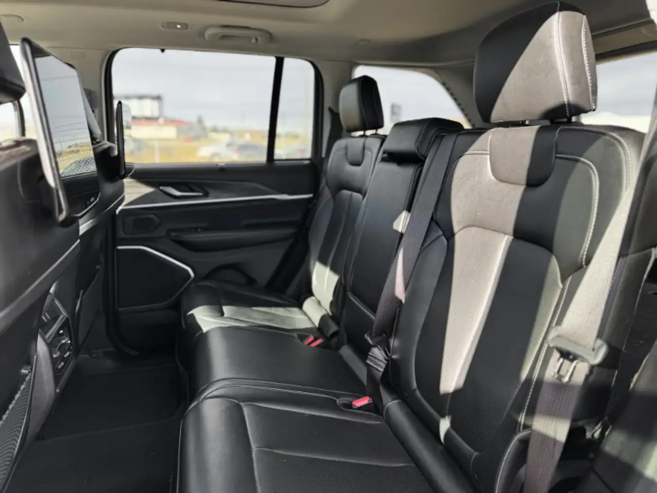 Jeep Grand Cherokee - Image 22