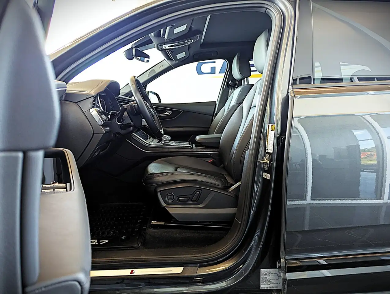 Audi Q7 - Image 13