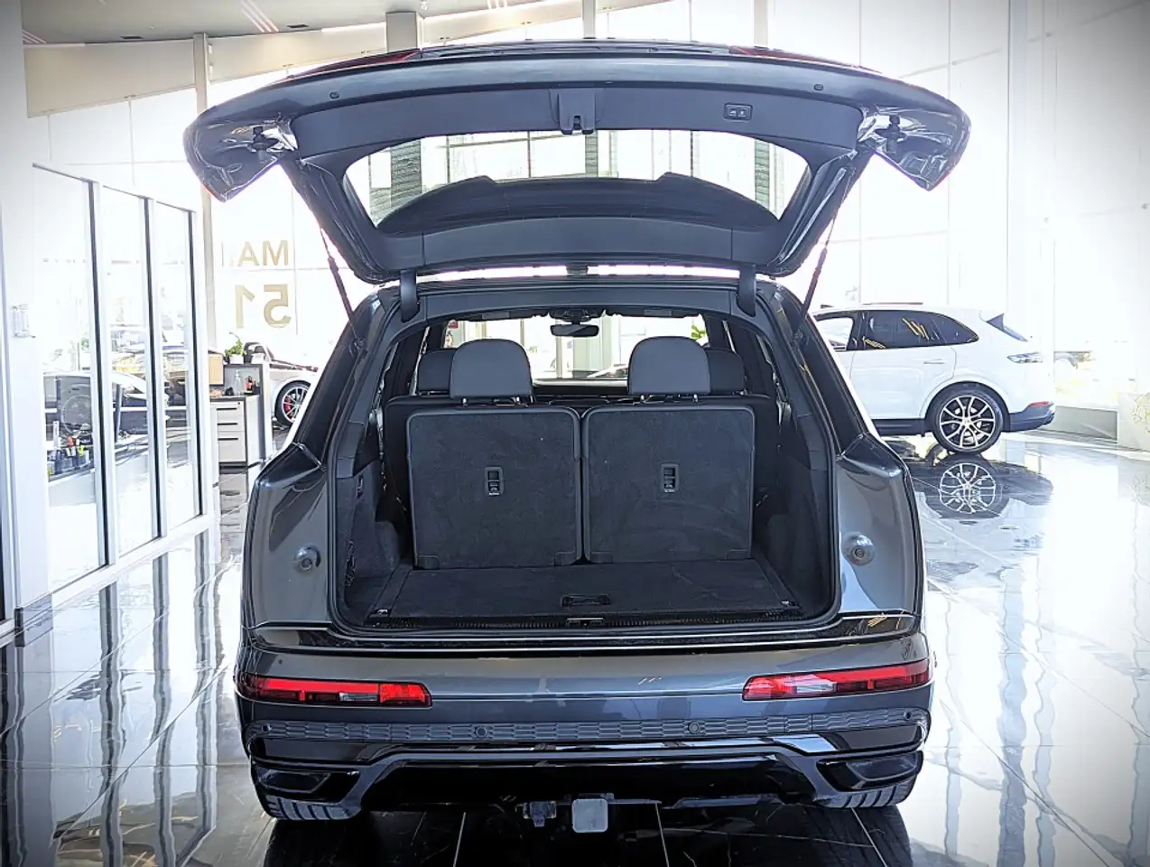 Audi Q7 - Image 7