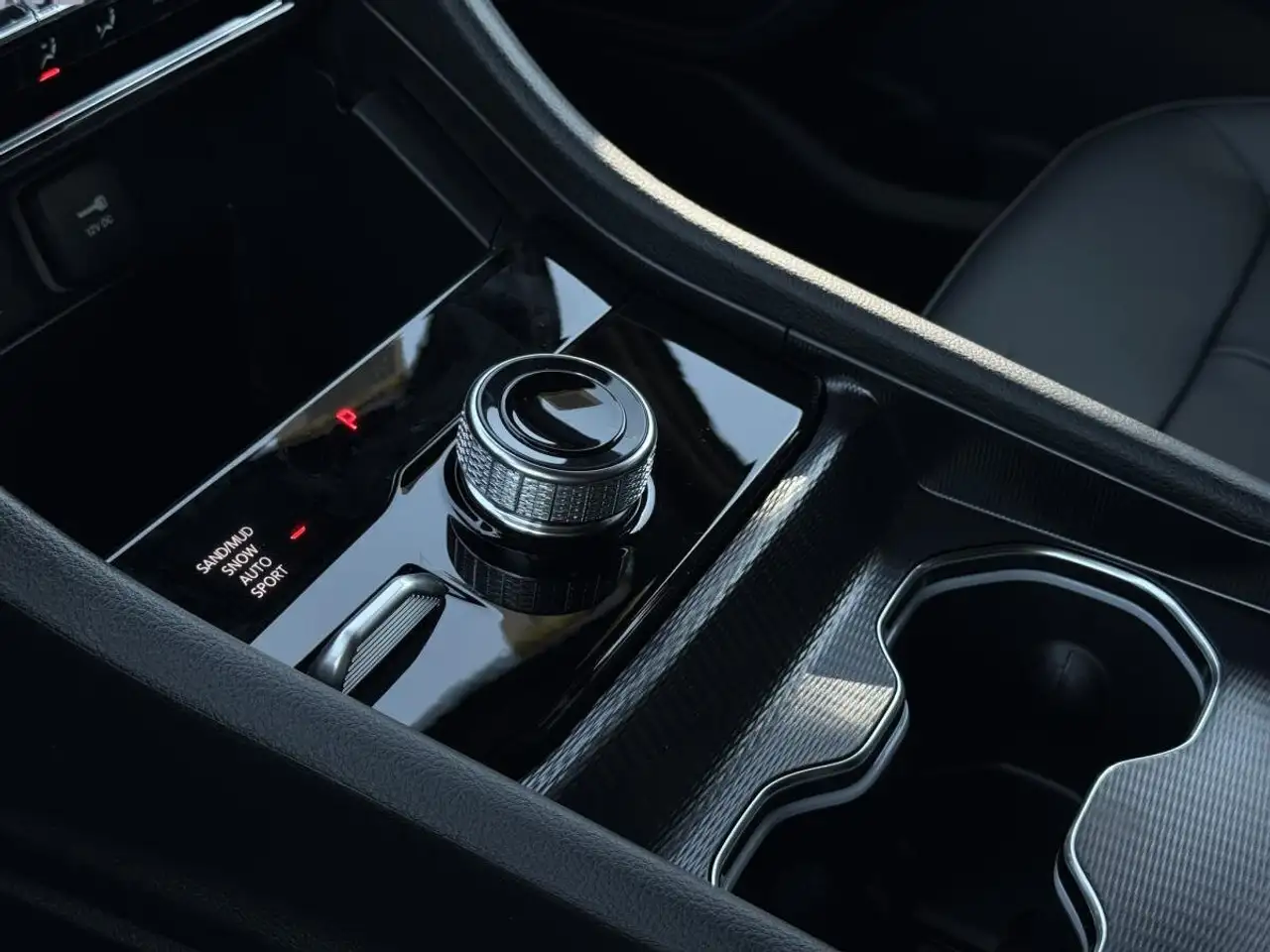 Jeep Grand Cherokee - Image 24
