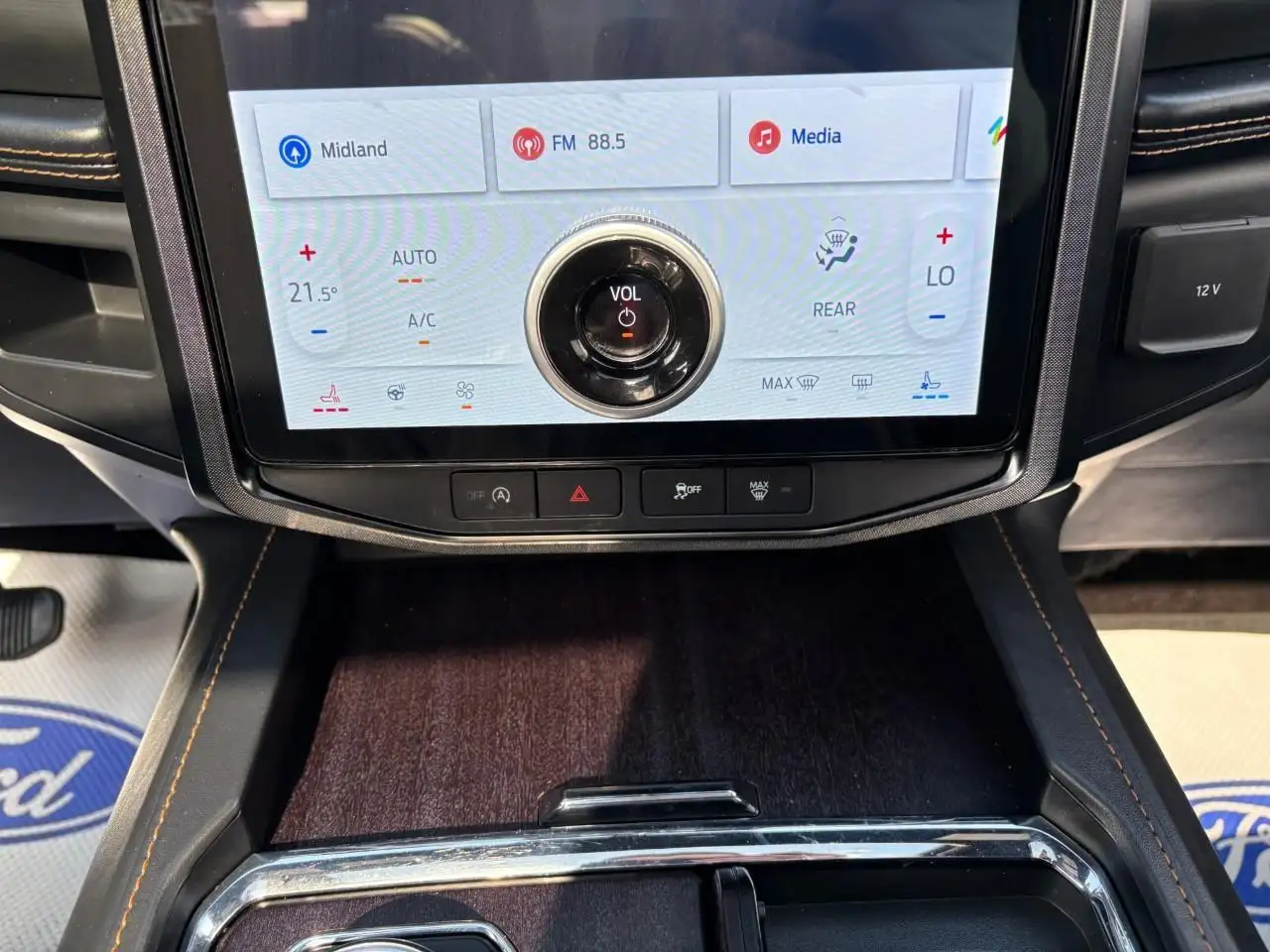 Ford Expedition - Image 18