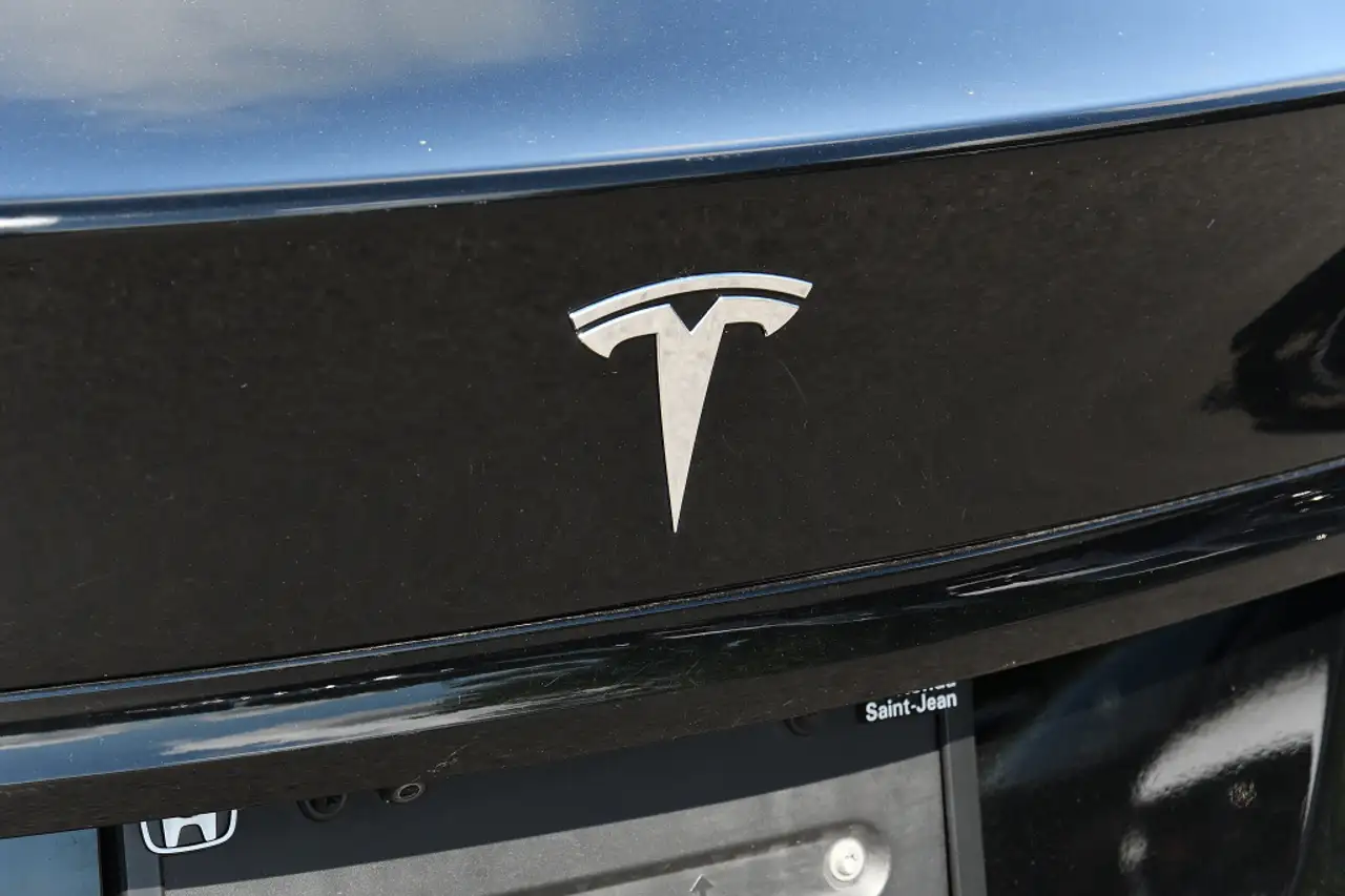 Tesla Model S - Image 8