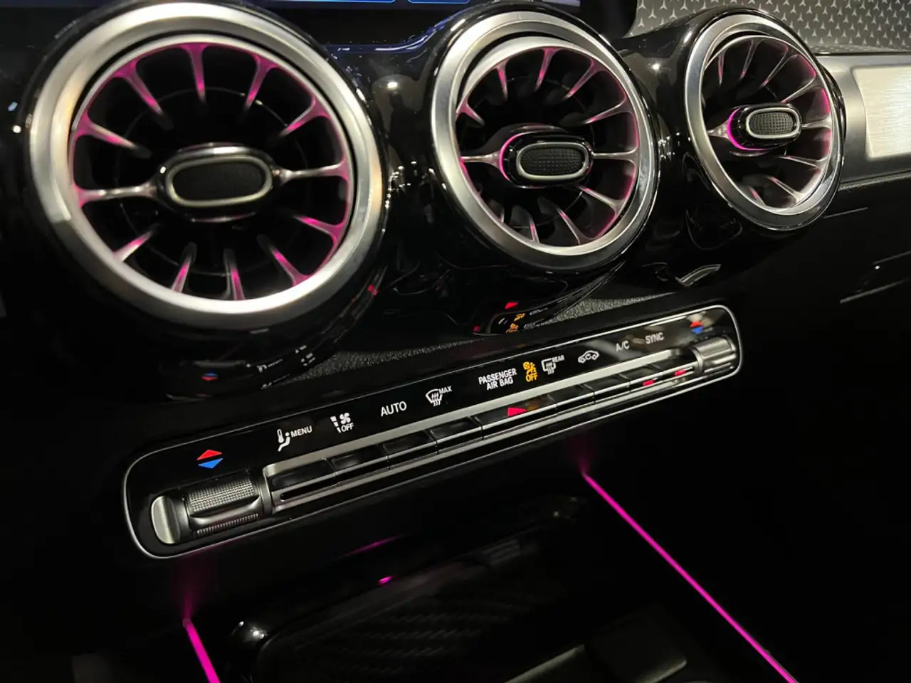 Mercedes-Benz GLB - Image 40