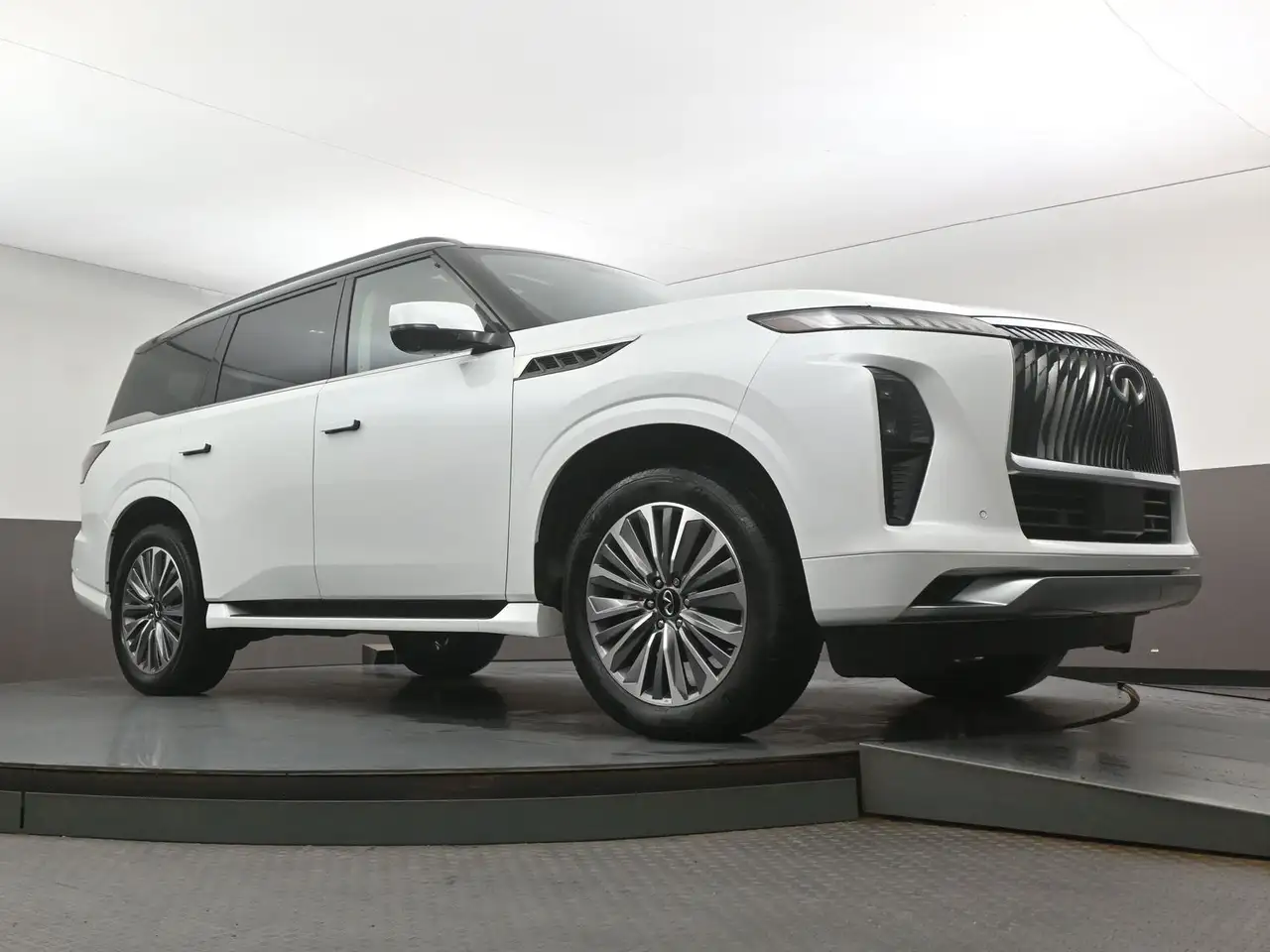 Infiniti QX80 - Image 41