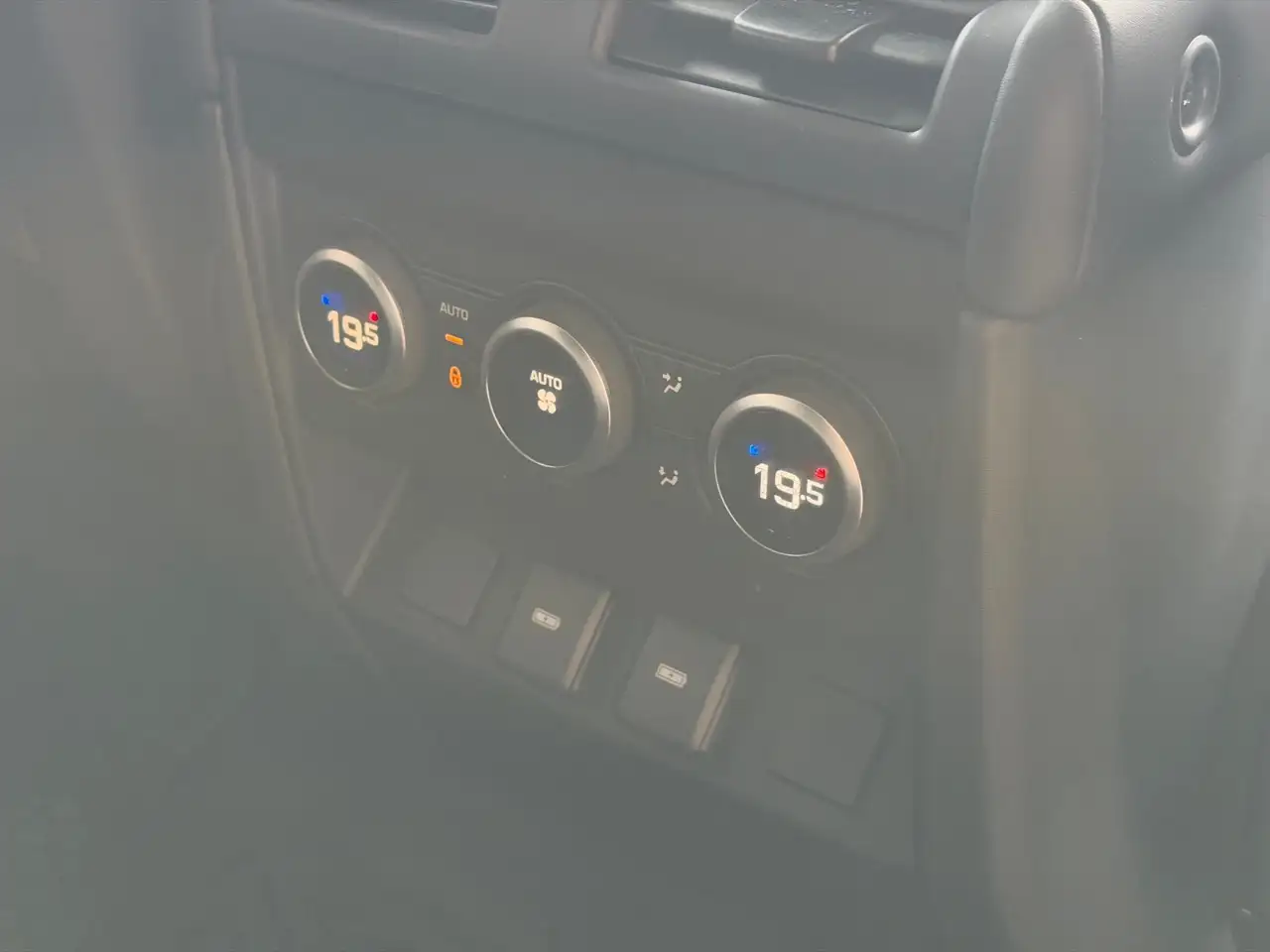 Land Rover Defender - Image 31