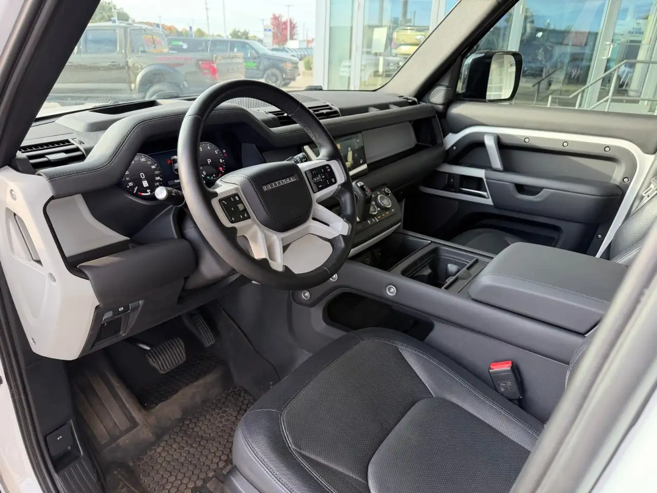 Land Rover Defender - Image 13