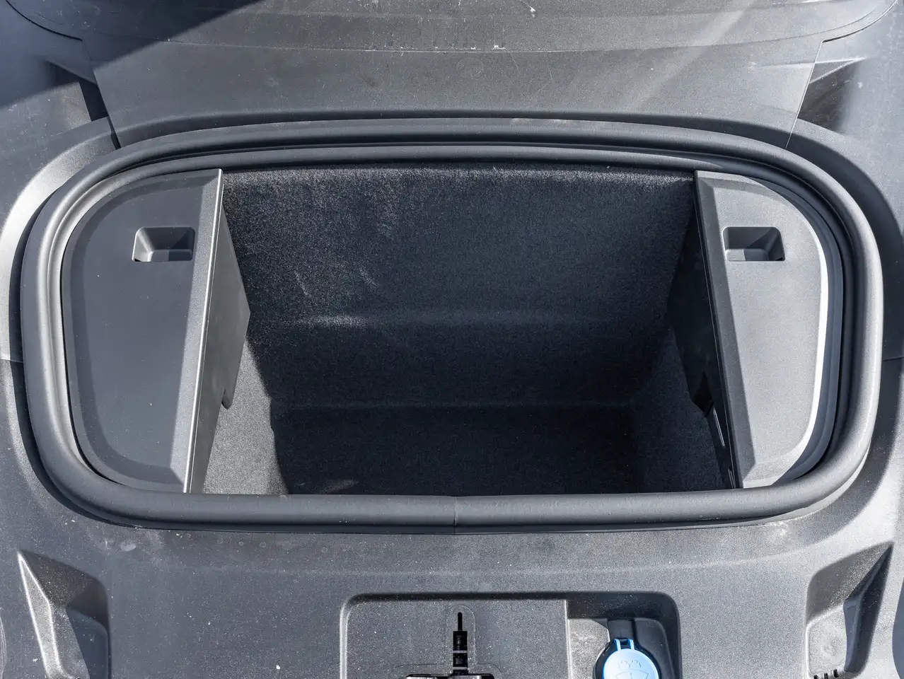 Porsche Taycan - Image 12