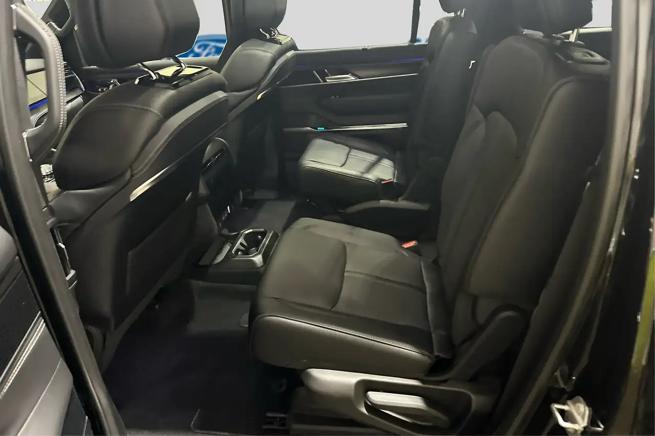 Jeep Grand Wagoneer - Image 12