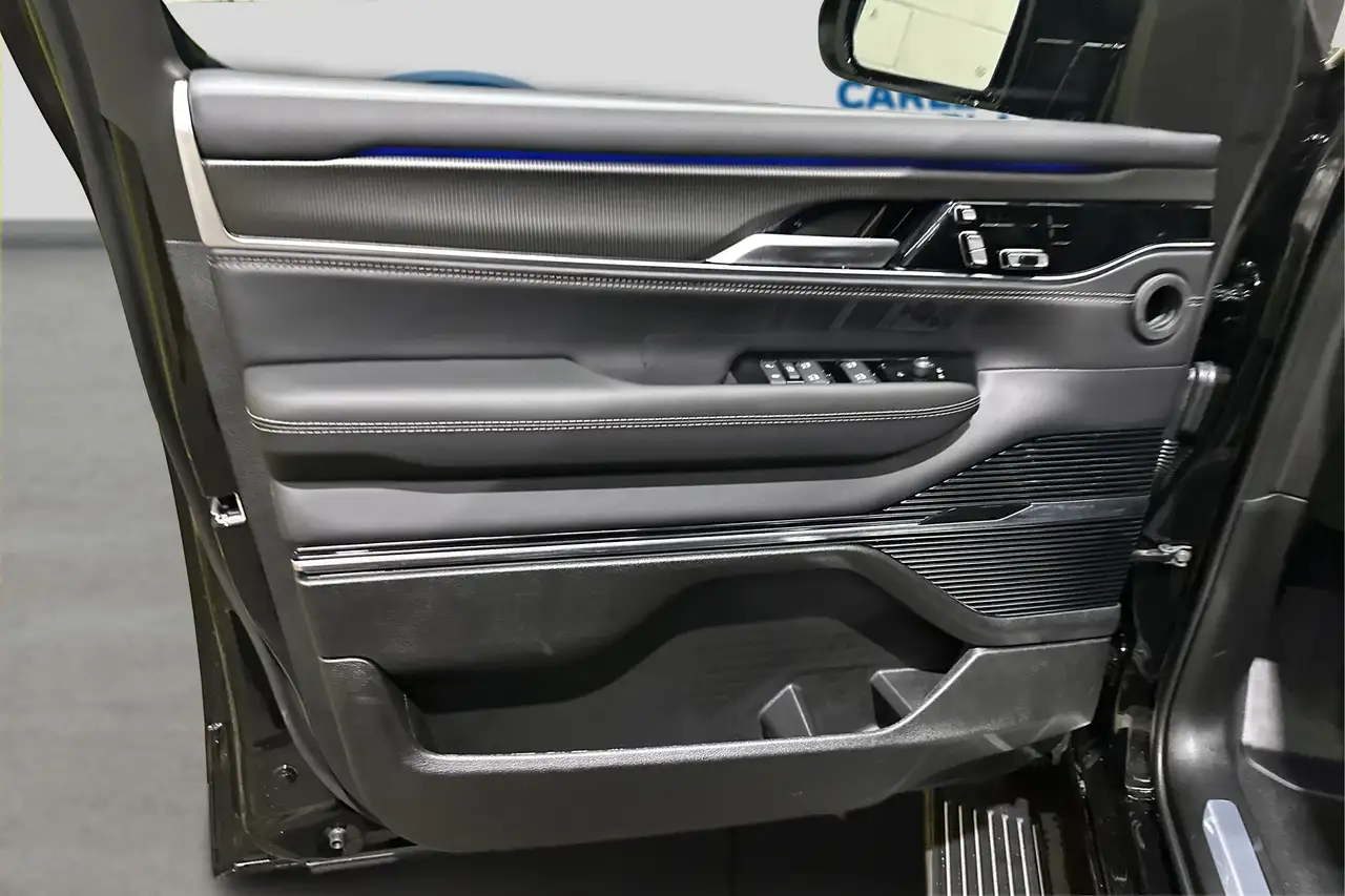 Jeep Grand Wagoneer - Image 20