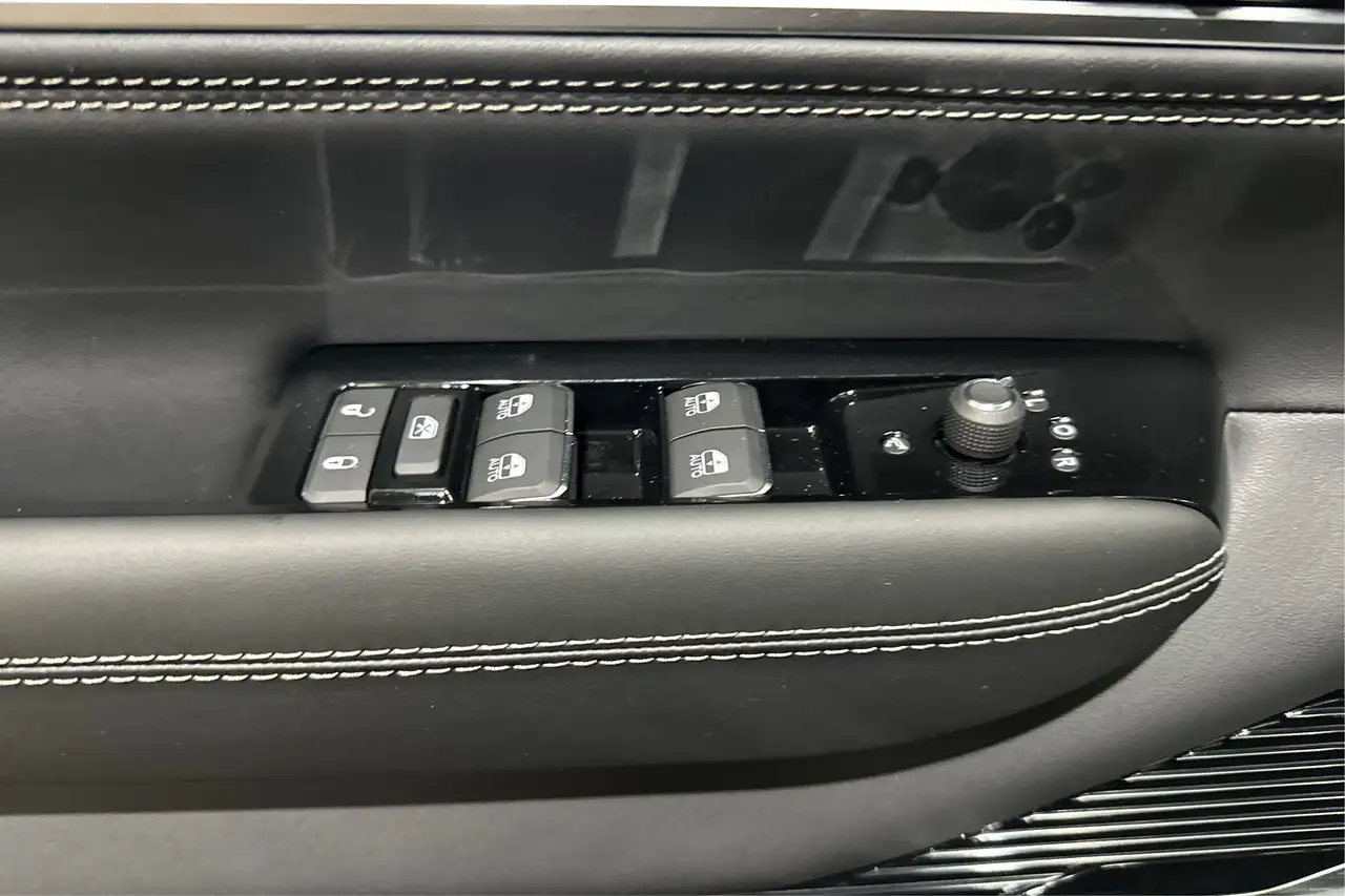 Jeep Grand Wagoneer - Image 27