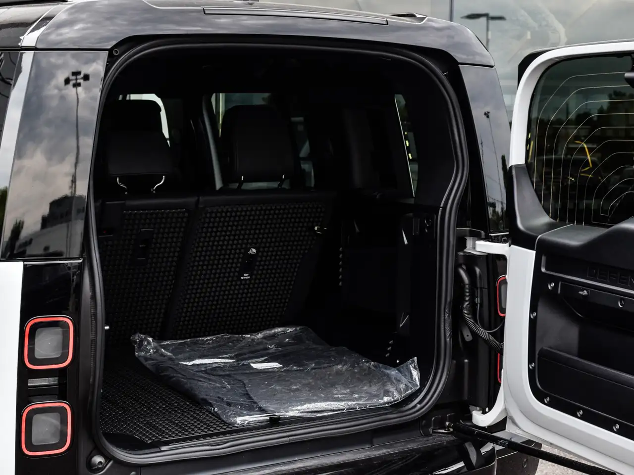 Land Rover Defender - Image 31