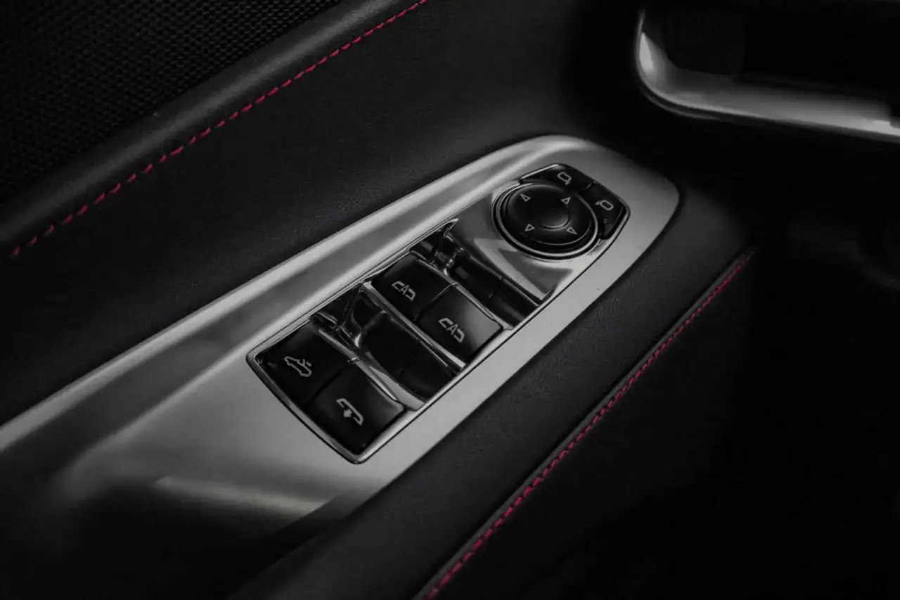 Chevrolet Corvette - Image 18