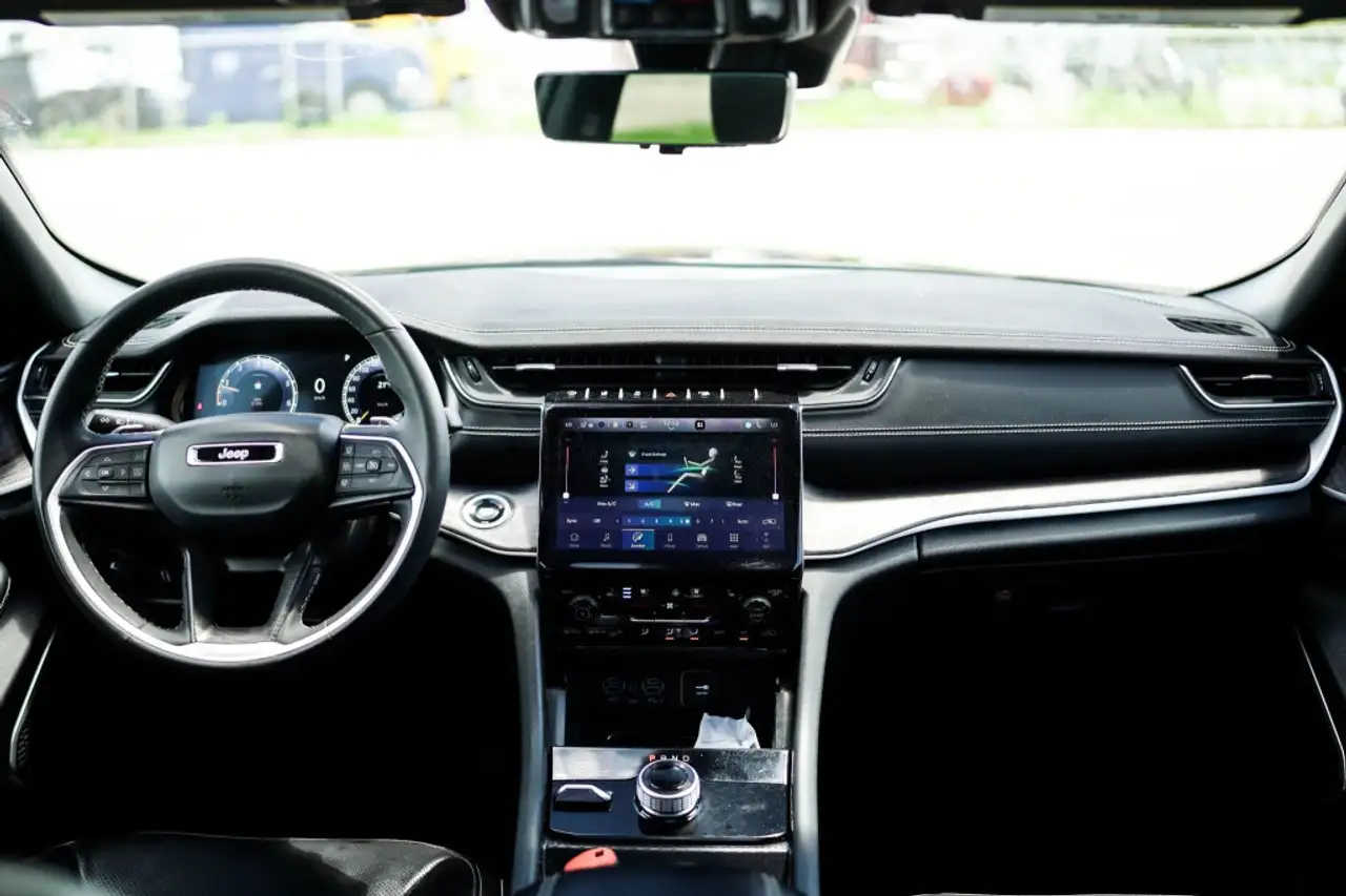 Jeep Grand Cherokee - Image 12