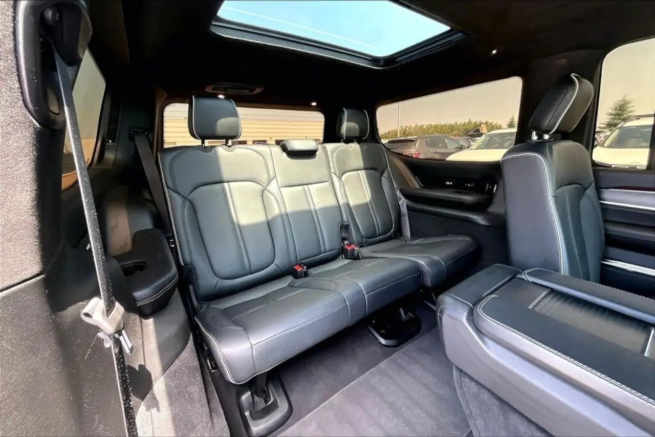 Jeep Grand Wagoneer - Image 28