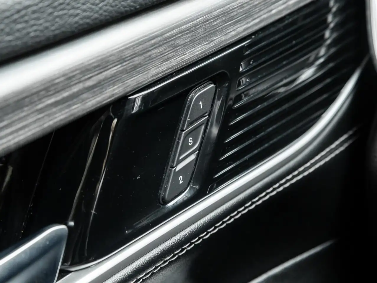 Jeep Wagoneer - Image 19