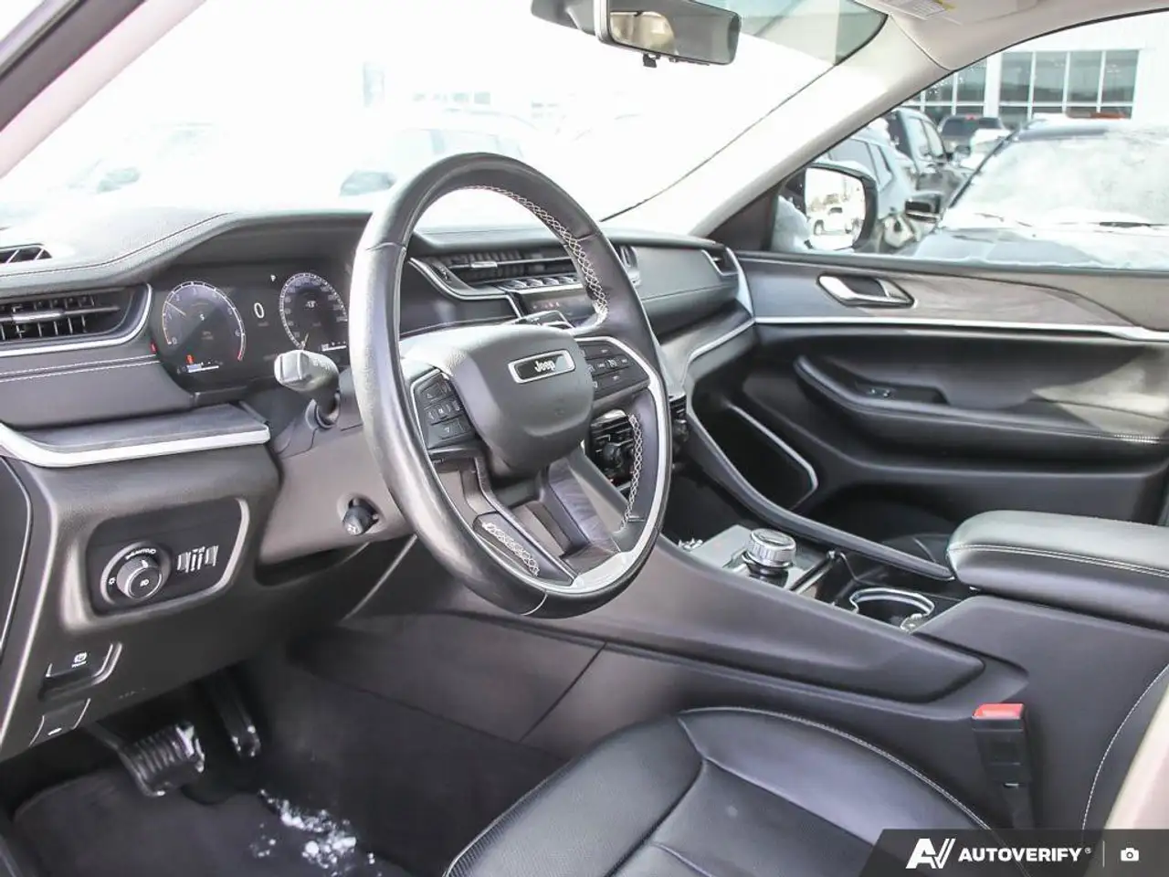 Jeep Grand Cherokee - Image 13
