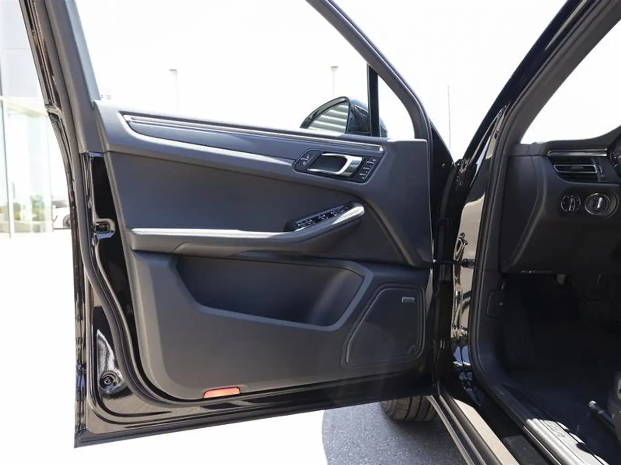Porsche Macan - Image 18