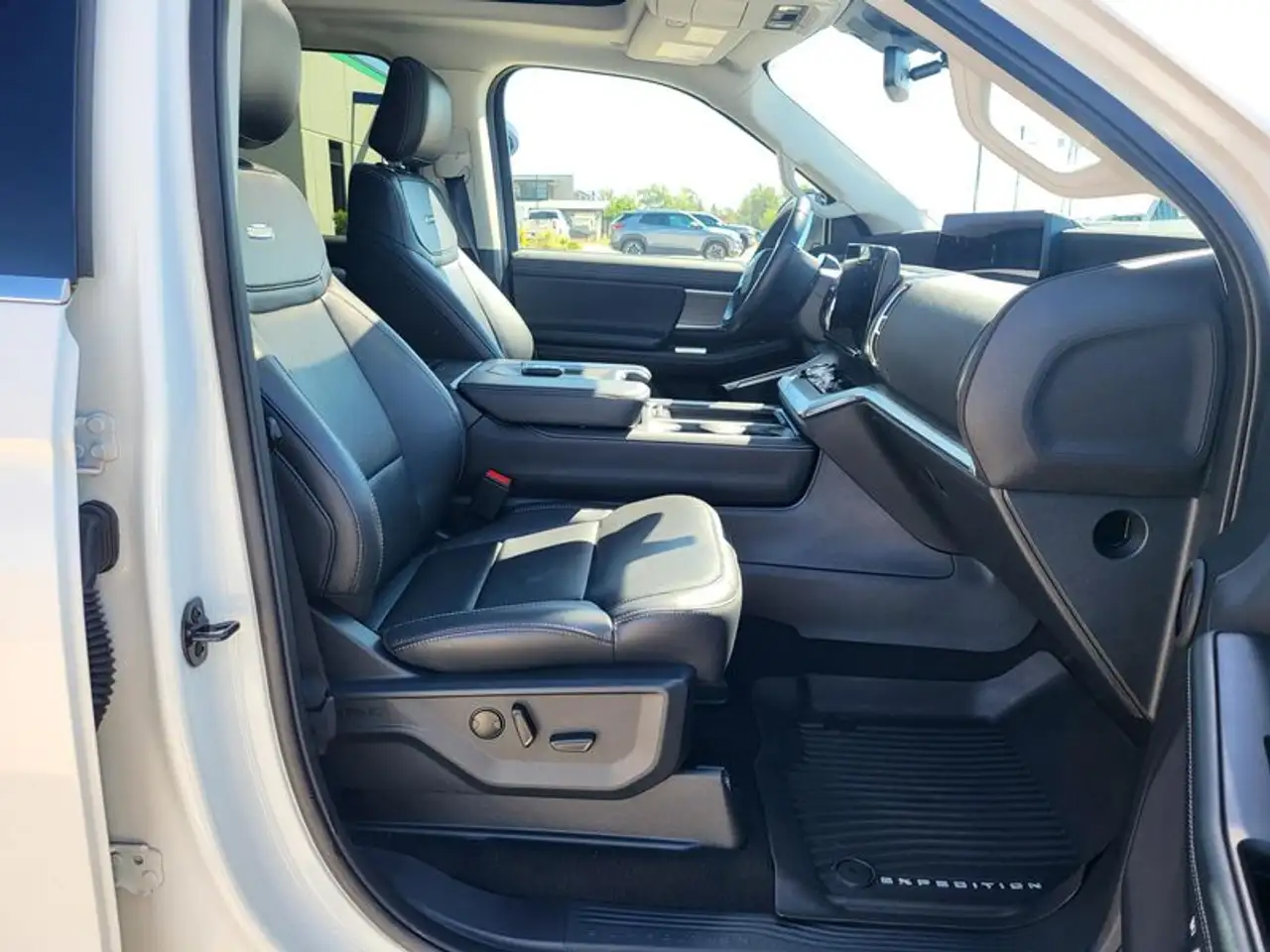 Ford Expedition - Image 18