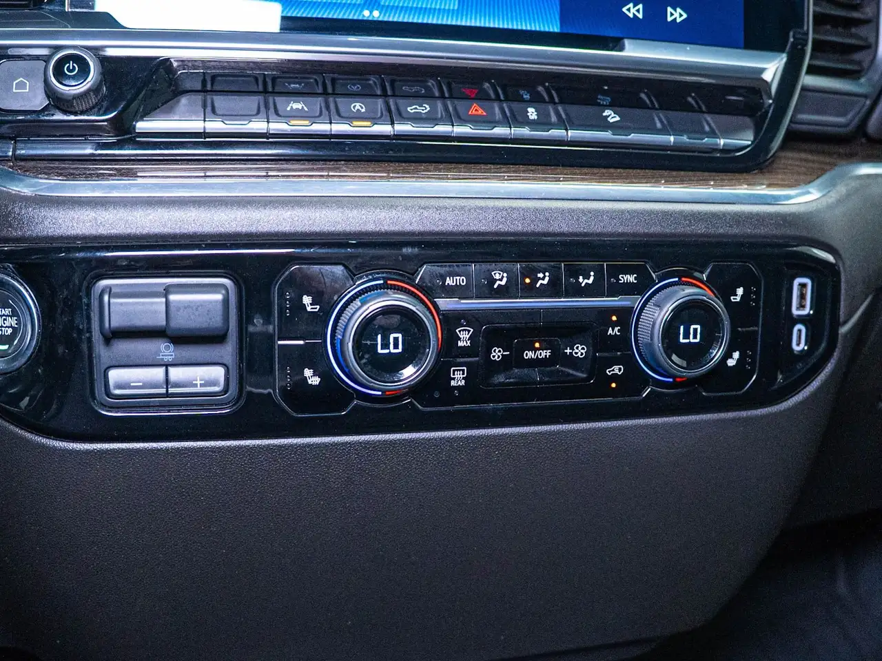 Chevrolet Silverado 1500 - Image 18