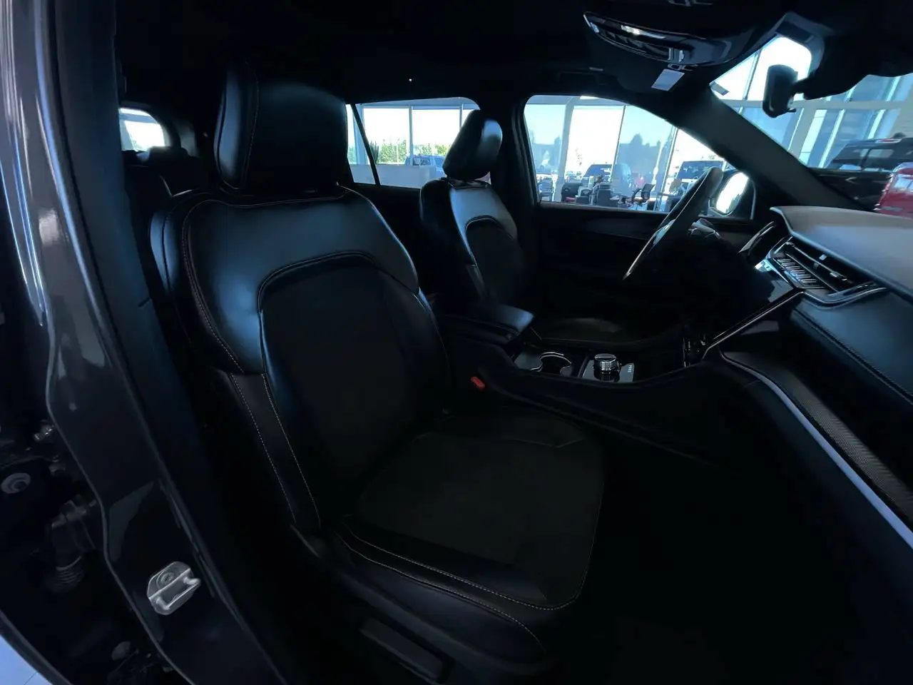 Jeep Grand Cherokee - Image 14