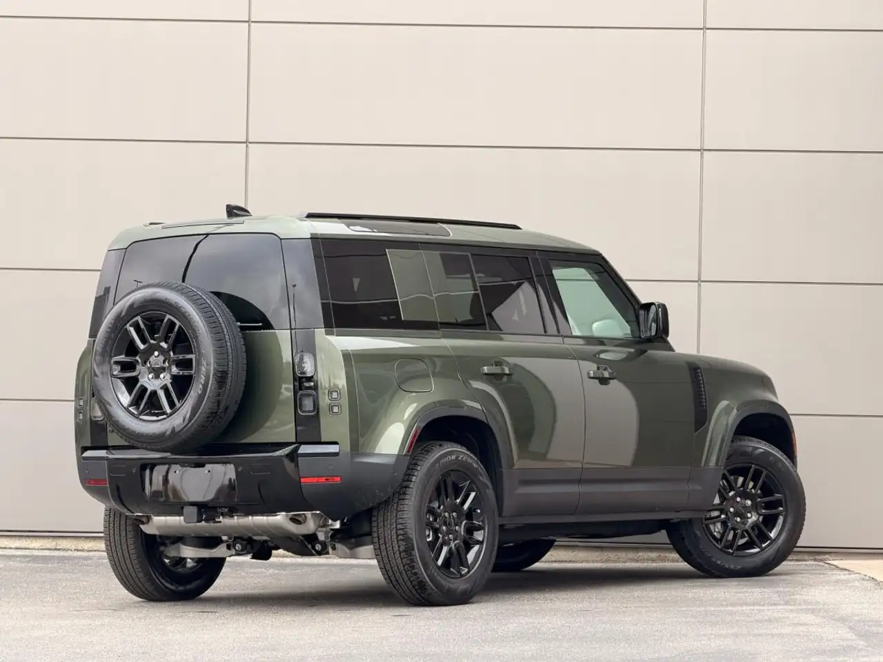 Land Rover Defender - Image 6