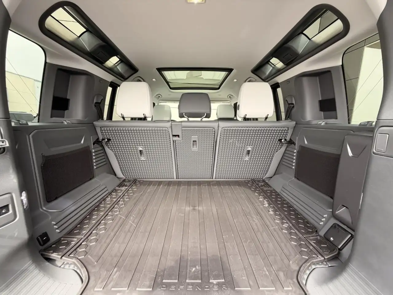 Land Rover Defender - Image 35