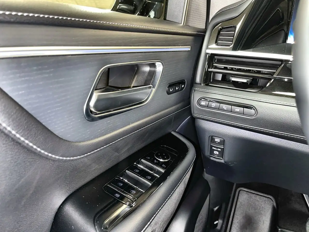 Infiniti QX80 - Image 21