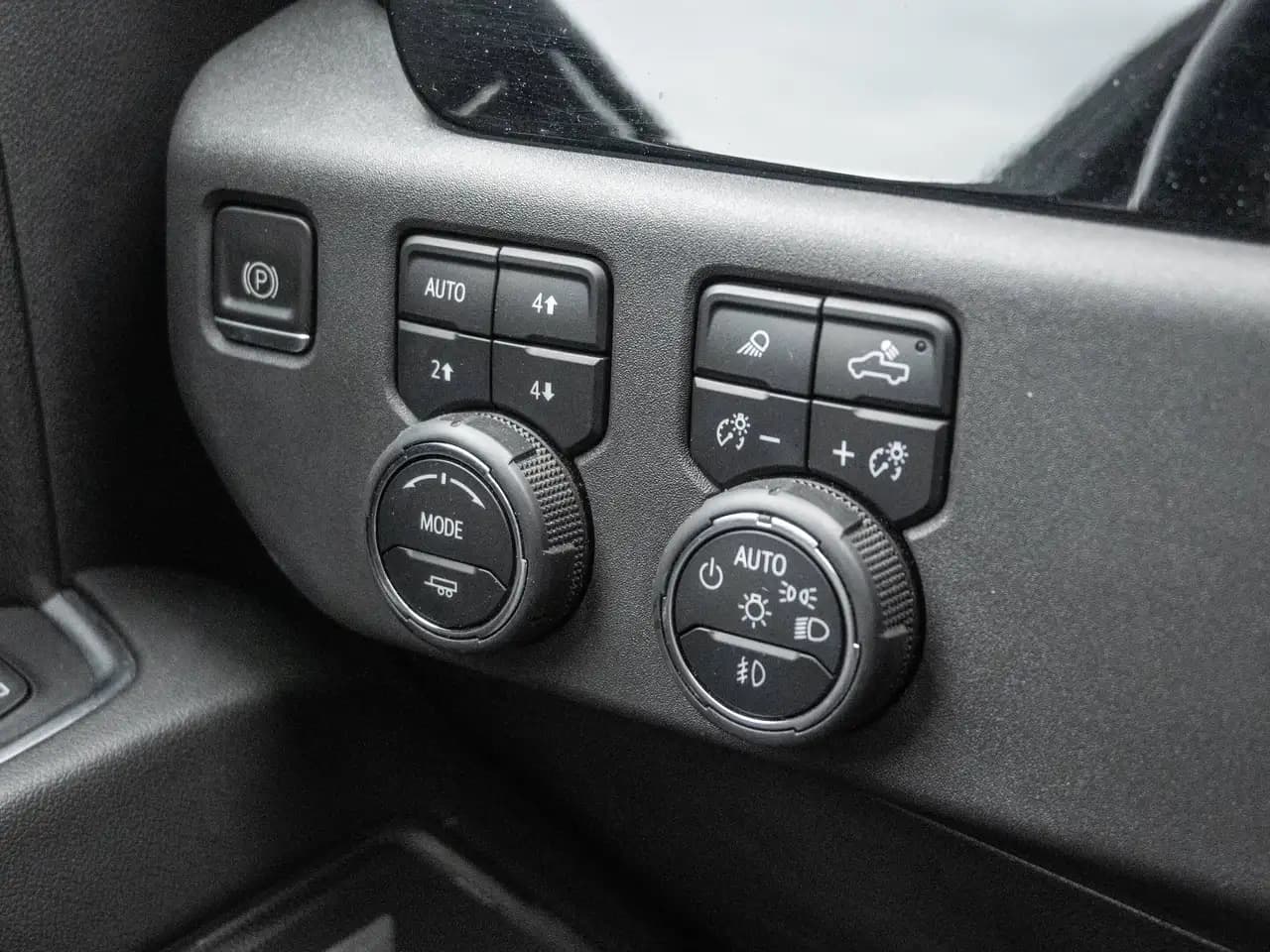 Chevrolet Silverado 1500 - Image 20