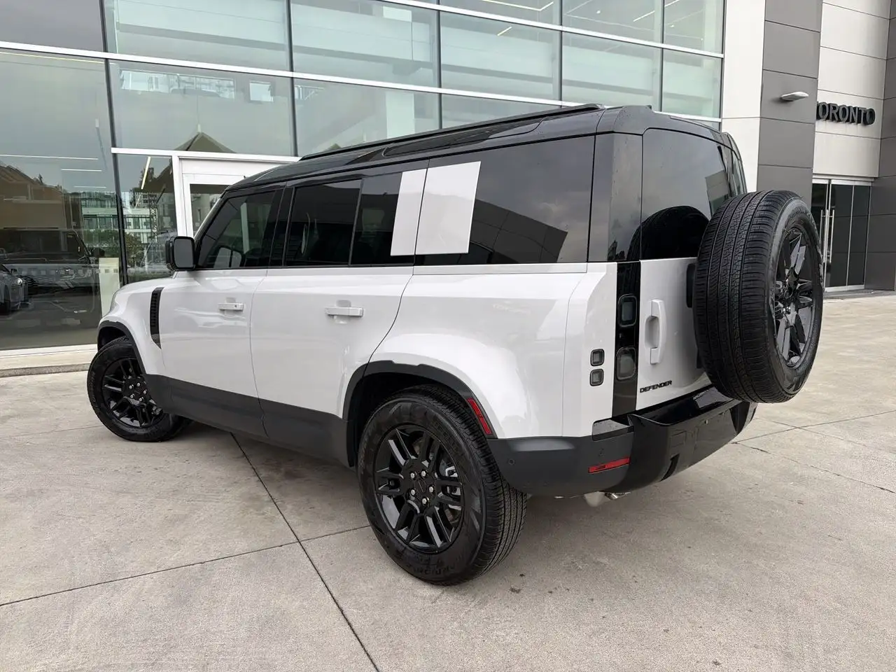 Land Rover Defender - Image 6