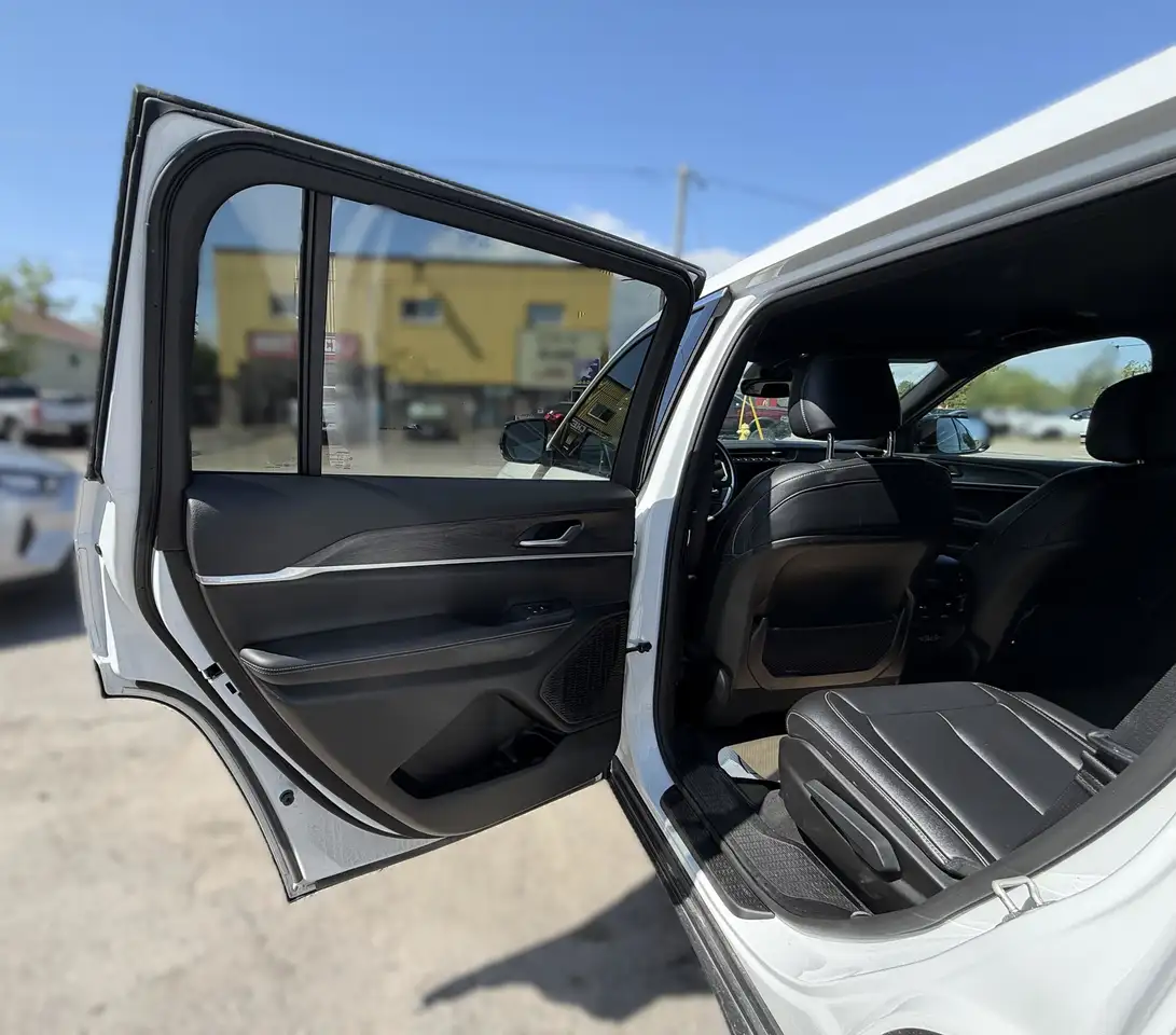 Jeep Grand Cherokee - Image 17