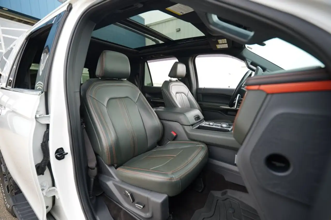 Ford Expedition - Image 26