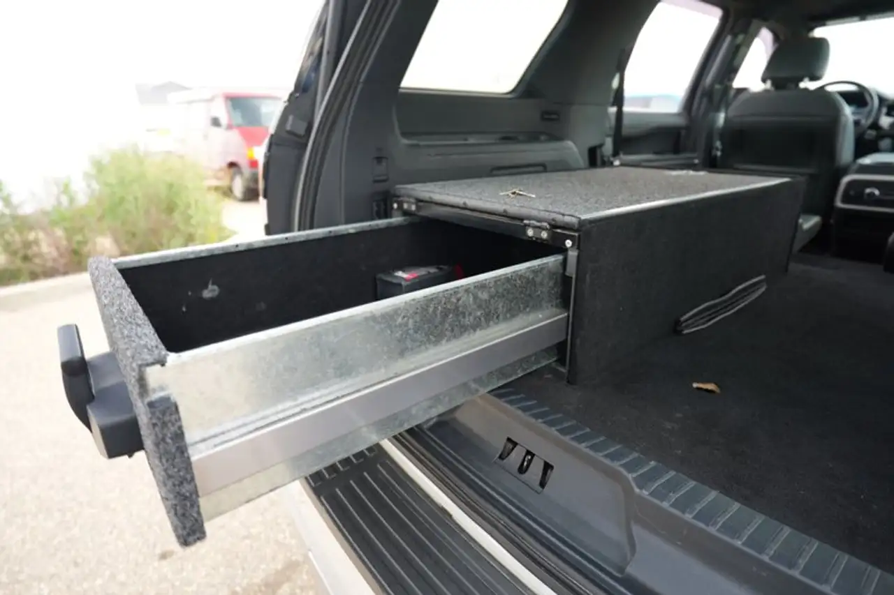 Ford Expedition - Image 19