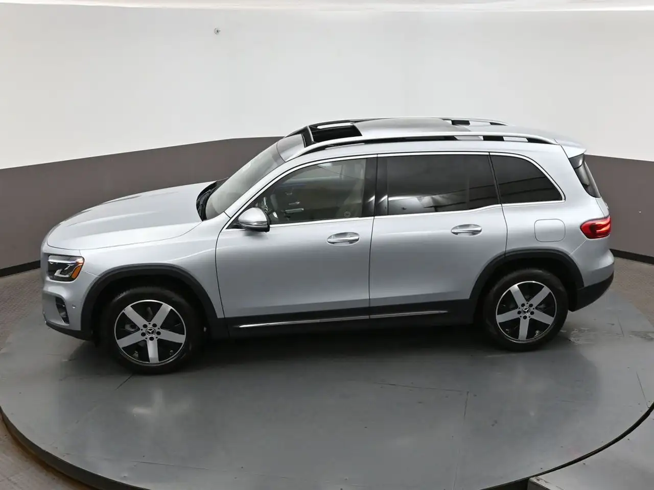 Mercedes-Benz GLB - Image 42