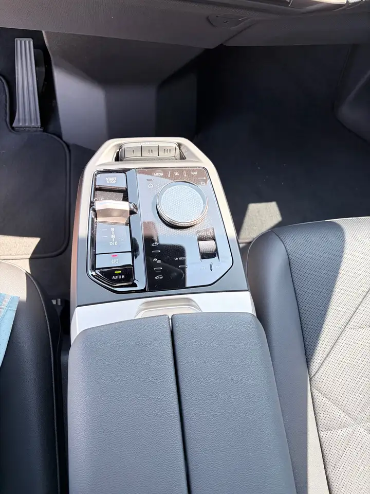 BMW iX - Image 12