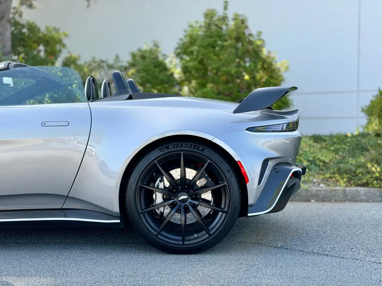 Aston Martin Vantage - Image 5