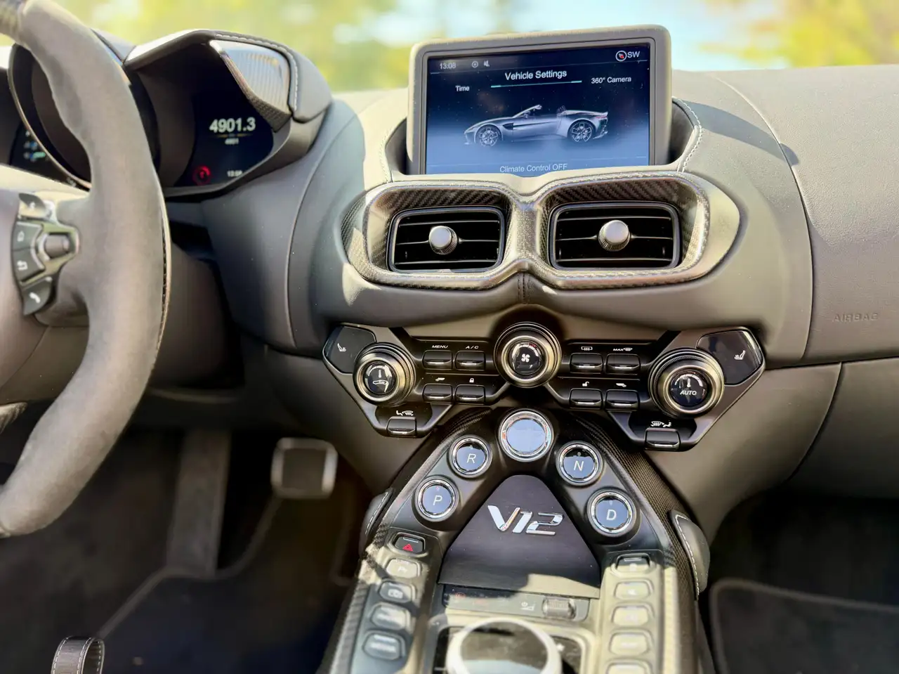 Aston Martin Vantage - Image 27