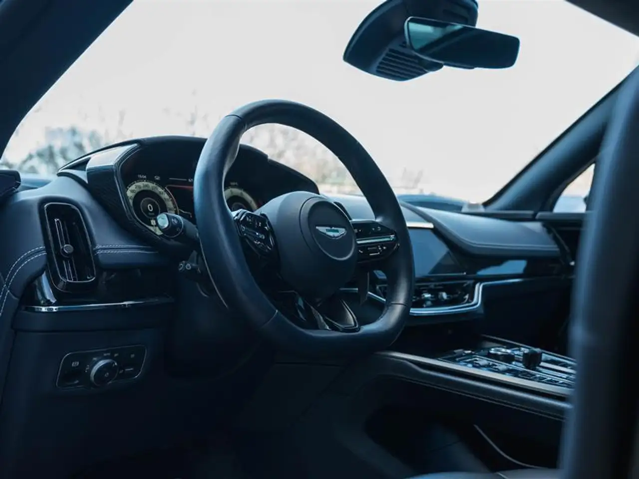 Aston Martin DBX - Image 28