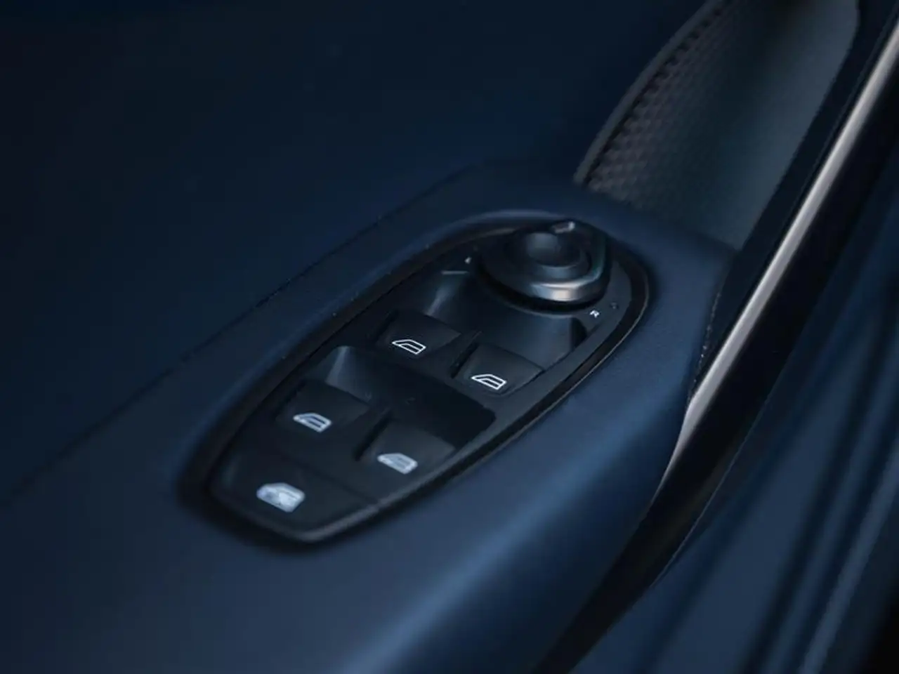 Aston Martin DBX - Image 20