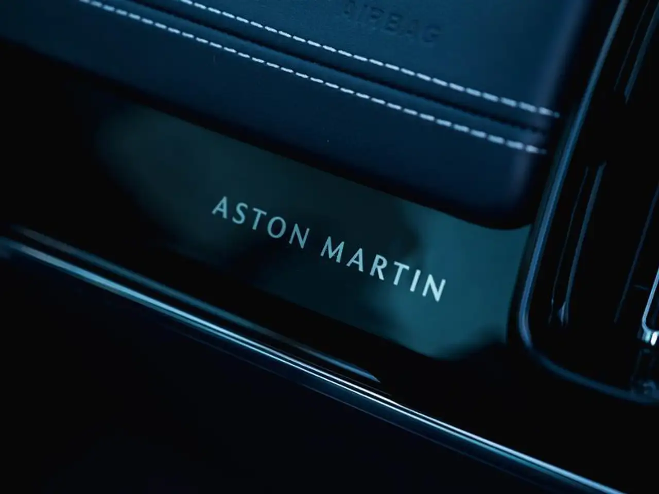 Aston Martin DBX - Image 23