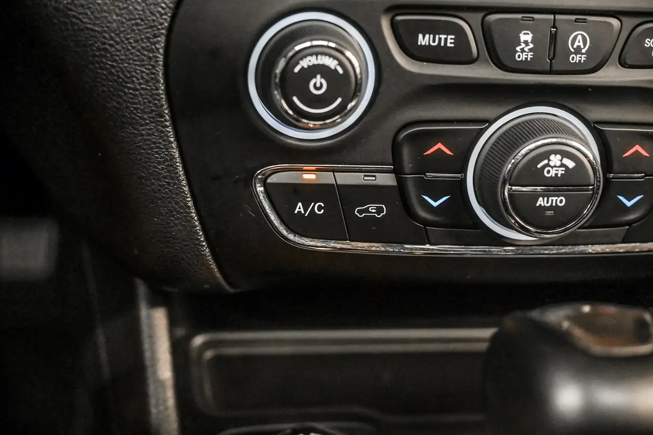 Jeep Cherokee - Image 18