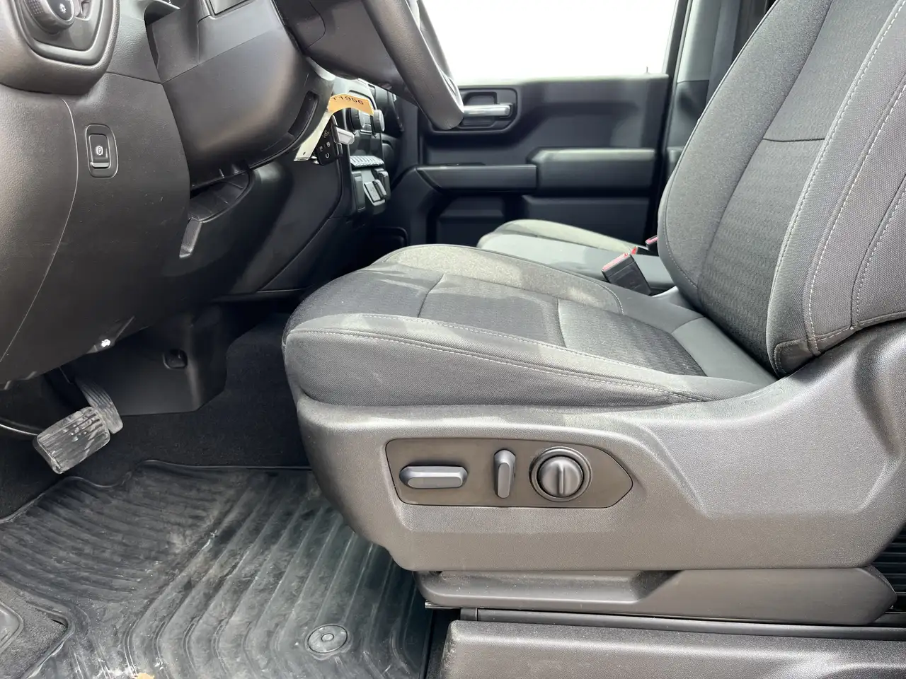 Chevrolet Silverado 1500 - Image 27