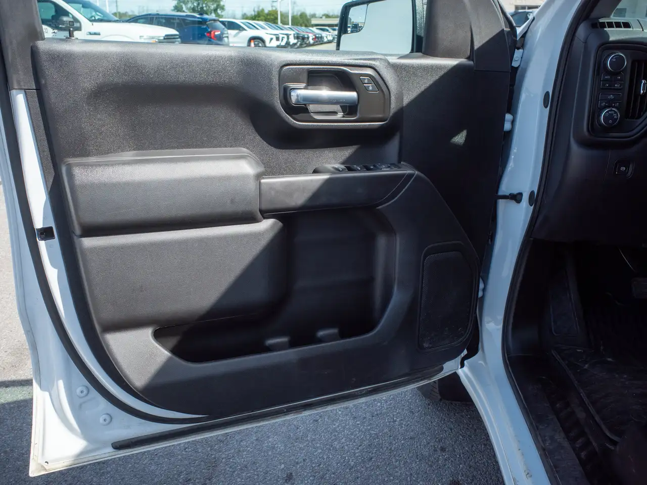 Chevrolet Silverado 1500 - Image 18