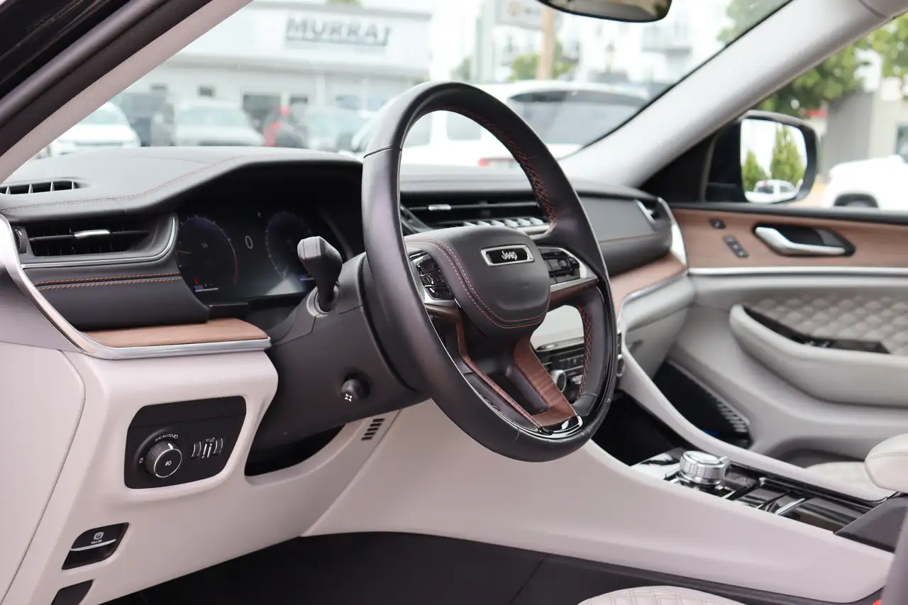 Jeep Grand Cherokee - Image 15