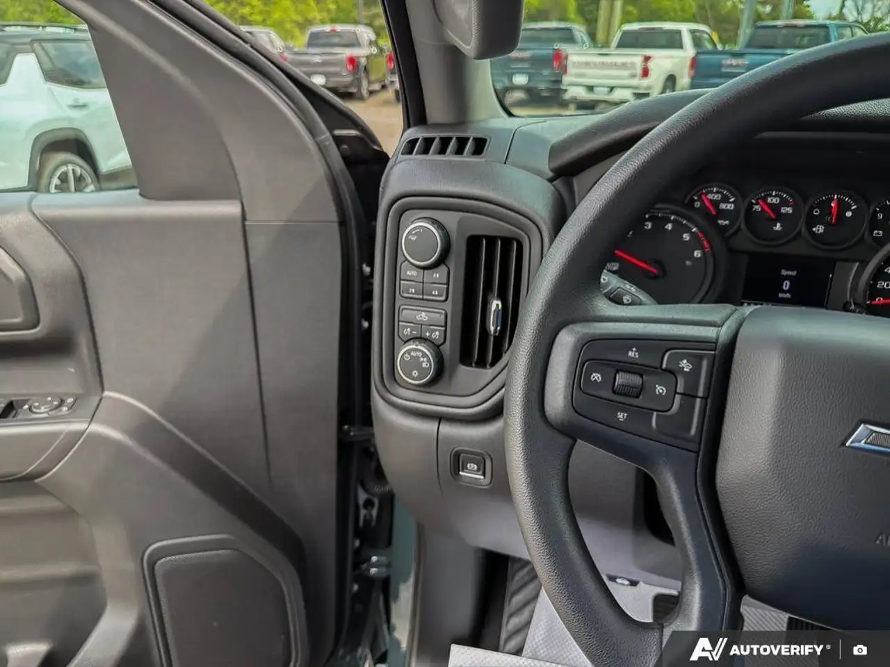 Chevrolet Silverado 1500 - Image 20