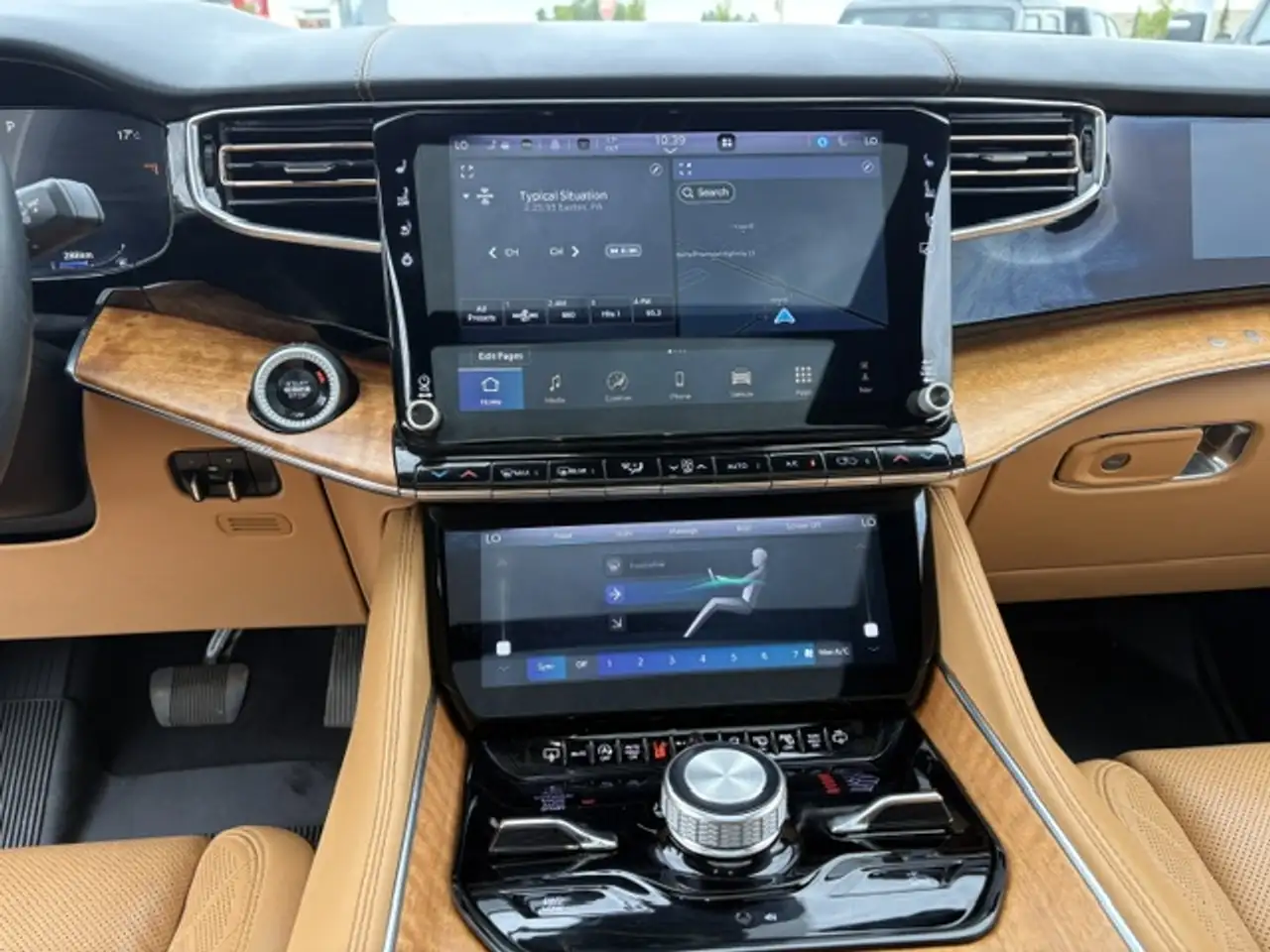 Jeep Grand Wagoneer - Image 17