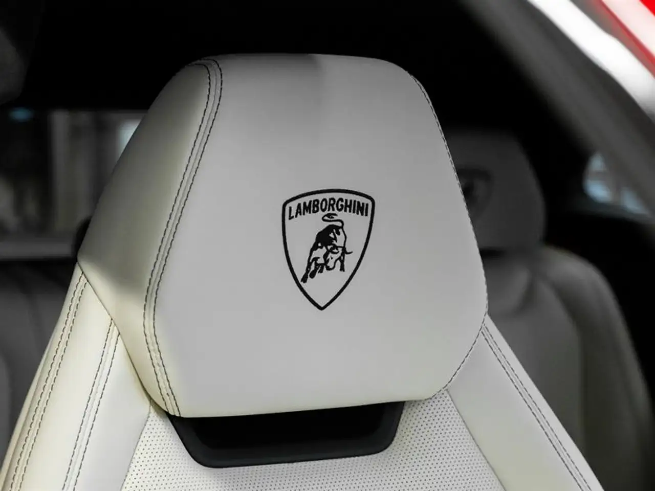 Lamborghini Urus - Image 32