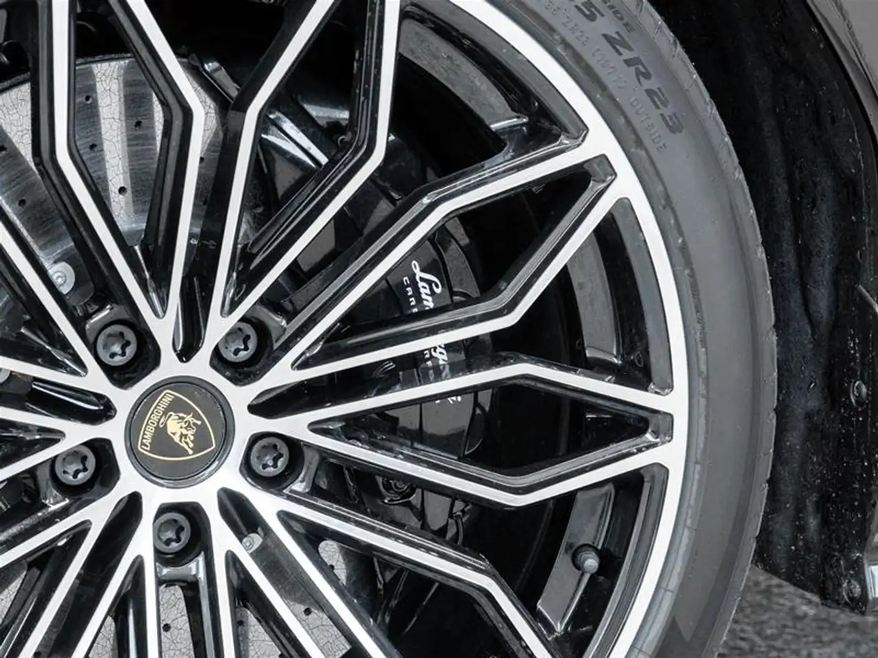 Lamborghini Urus - Image 43