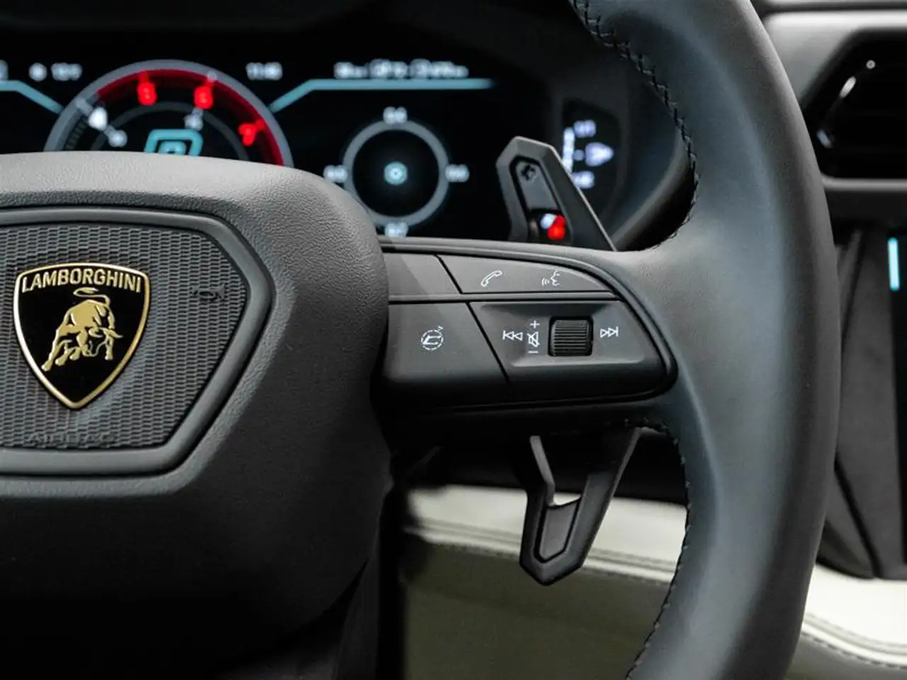 Lamborghini Urus - Image 13